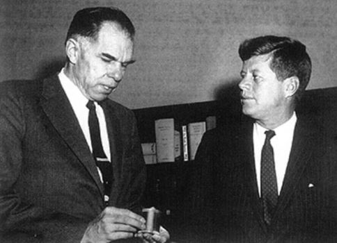 Glenn Seaborg became a @Cal professor in 1937 & served as Chancellor of @UCBerkeley 1958-1961. He worked on the Manhattan Project, reorganized the Periodic Table to its present configuration & chaired the US Atomic Energy Commission under Presidents Kennedy, Johnson & Nixon.