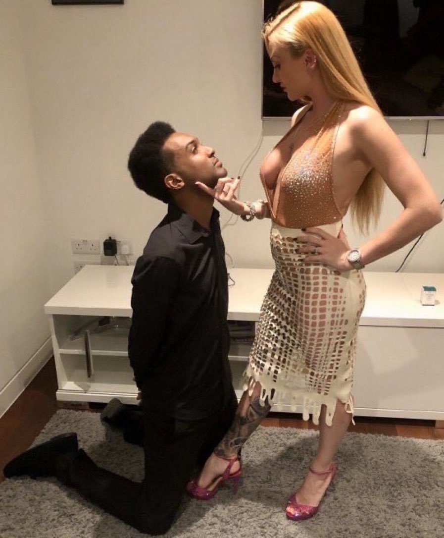 ابي كلاب تنبحلي بالخاص جاهزه للترويض و تنفذ اوامر ملكتها 👠👠
#الرياض #عمه #كلب #بريوشة_كشخة #الرد_الإسرائيلي #الامارات #دبي #دبي_تغرق #دبي_الآن #امطار_الامارات #قطر