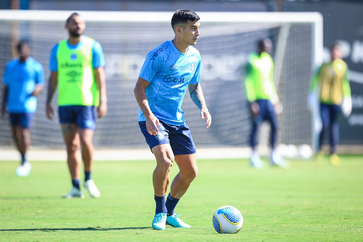 FIM DE PREPARAÇÃO! 🇪🇪⚽️ Nesta manhã, nosso elenco realizou o último treino antes do duelo com o Cuiabá. O aquecimento aconteceu na academia. Na sequência, os atletas foram a campo para as atividades técnicas e táticas.

 📸 Lucas Uebel | Grêmio FBPA

Leia: gremio.net/noticias/detal…