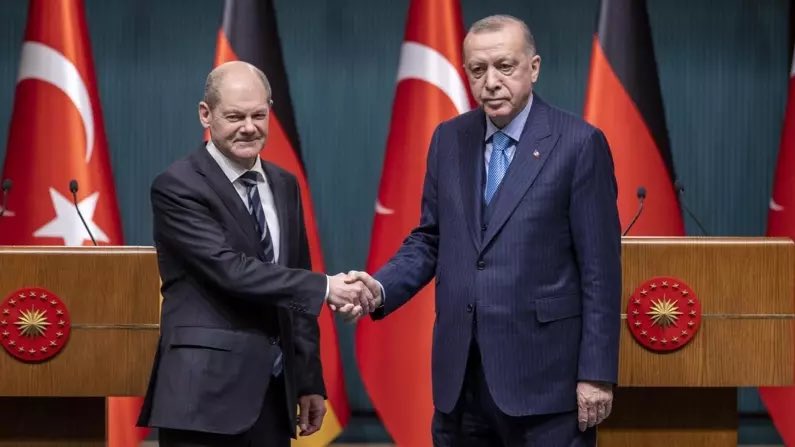 Almanya Başbakanı Olaf Scholz: - Türkiye her zaman kolay olmayan ancak kesinlikle önemli bir stratejik ortak. - Gümrük Birliği'nin geliştirilmesi, modernizasyonu ve bizim için çok önemli olan göç konusunda işbirliği yapmalıyız. - AB Komisyonu'na Türkiye ile vize işlemlerinin…