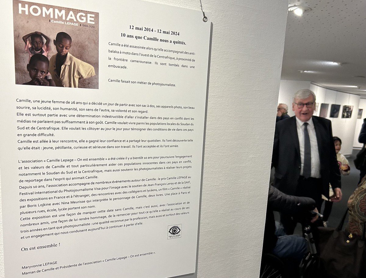 Angers rend hommage à Camille Lepage, jeune photo journaliste Angevine assassinée il y a 10 ans en Centre-Afrique. En baptisant une rue et une salle à son nom mais aussi en lui consacrant une exposition, @Angers inscrit dans son histoire le courage & le talent de Camille.