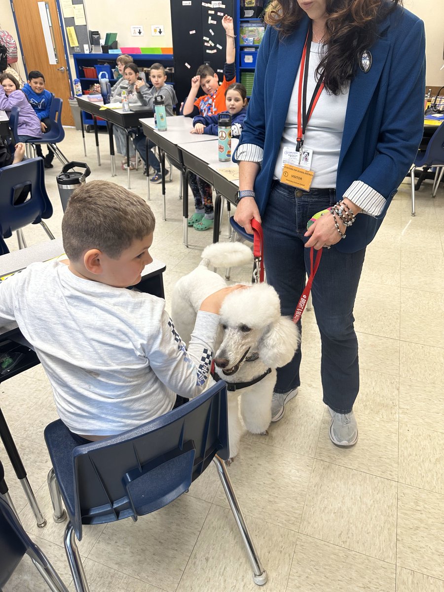 Fridays are better with a visit from a Therapy Dog! Our students loved this. @StaffordTwpEd #studentsfirst