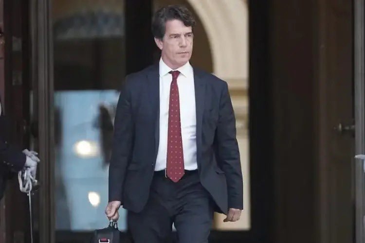 ItaiHagman's tweet photo. Seguimos con el escándalo YPF. Entre los directores que se suben el sueldo a 70 palos por mes figuran el Jefe de Gabinete Nicolás Posse y el vicejefe de gabinete José Rolandi. Este último se encargó de publicitar que su cargo en la función pública es "ad-honorem" pero no dijo que en realidad es porque va a levantar 70 mil dólares por mes como director de YPF. Además viene de ser gerente en CGC - la compañía petrolera de Corporación América - por lo que tiene un evidente conflicto de intereses. Casta nivel plus ultra.