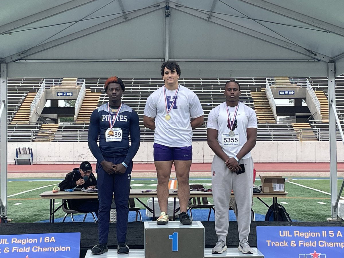 🚨We have our 1st State qualifier of the day! CJ Williams finishes 2nd 🥈 place in the discus with a throw of 182’ 3!!!
