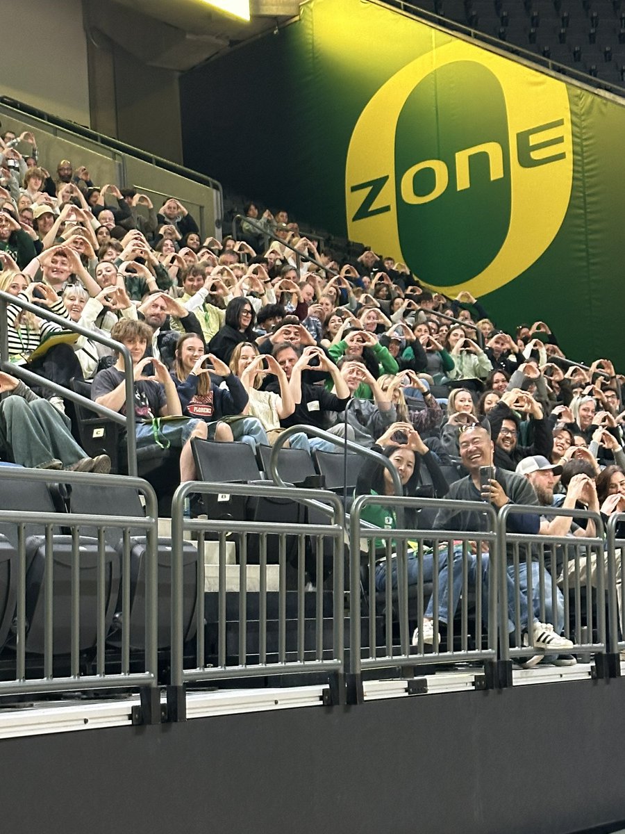 .@uoregon .@GoDucks .@UOAdmissions .@UOorientation Just had the privilege of WELCOMING admitted students & their families at Matt Knight Arena! We have students & families from around the state, country & Budapest, Hungary on campus! WELCOME Everyone! #OregonBound