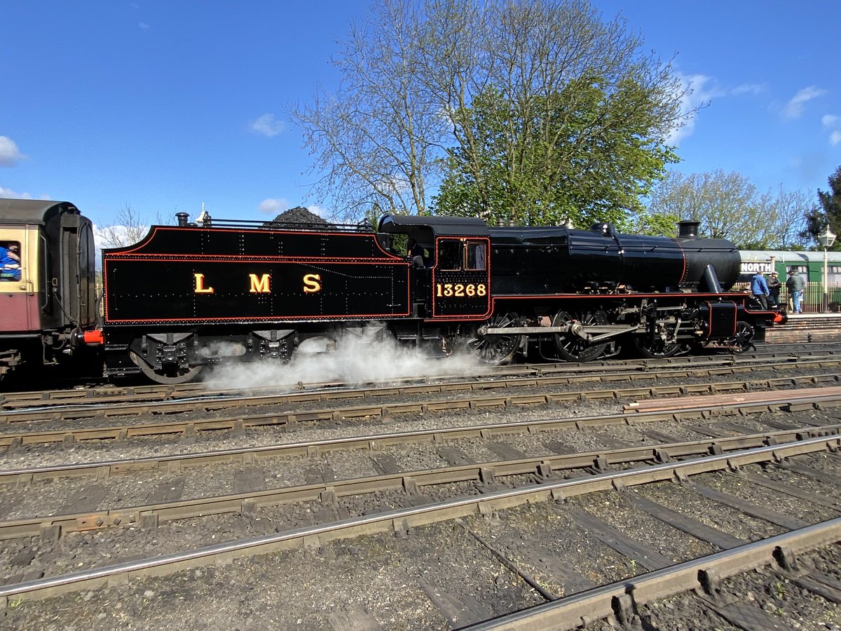 loypass_SCCar's tweet photo. 🚂❤️ Stanier Mogul 13268.
Even having swapped set, her comeback in the spring sun oozes dignity. @svrofficialsite #steam #steamgala #LMS #Stanier #SpringSteamGala https://t.co/ELwHjf9h5b