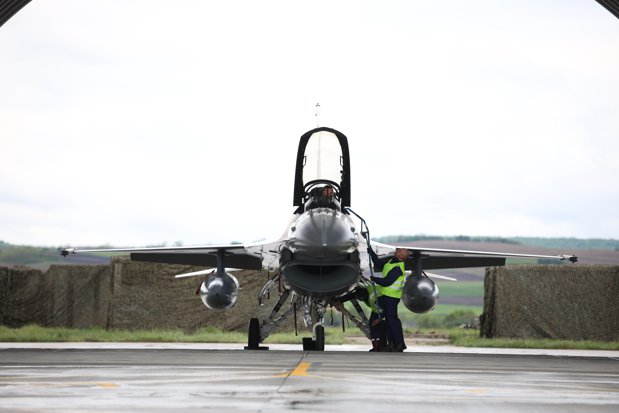Romania has taken delivery of 3 F-16 Block 15 MLU it has purchased from Norway. The remaining 26 jets are to be delivered over the next 2 years. monitorulapararii.ro/primele-trei-a…