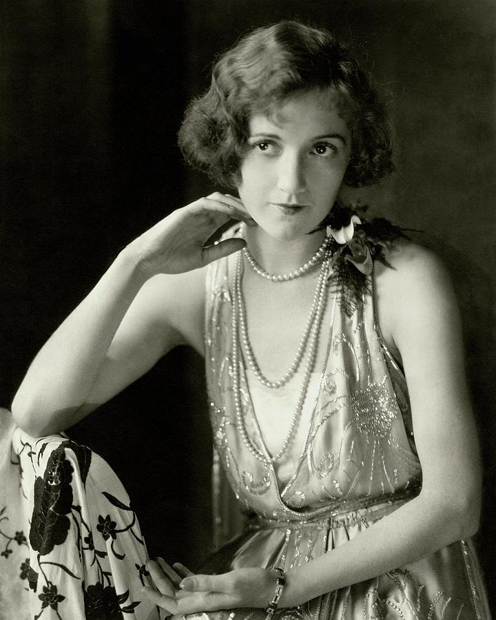 Constance Talmadge born April 19, in 1898 - Silent actress, over 80 roles including Intolerance, A Pair of Silk Stockings, Happiness a la Mode, Wedding Bells, Primitive Lover...#botd classicmoviehub.com/bio/constance-…