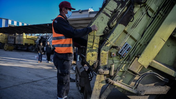 L'insalubrité qui règne dans les abris contribue directement à la crise humanitaire à #Gaza. Avec l'@UNRWA, nous soutenons le Conseil conjoint des services de gestion des déchets solides pour améliorer la collecte, le tri et le transfert des déchets. go.undp.org/iaYM