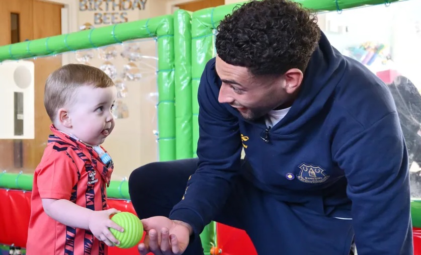 Defender for @Everton, @BenG0dfrey, recently visited a local baby hospice to support their appeal to find a new home. Read more about the visit to @ZoesPlaceLiv 👇 👇 tinyurl.com/yc2u5djs