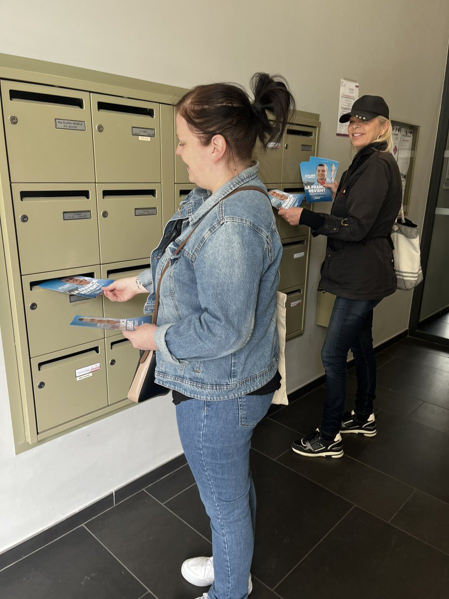 🇫🇷 🌞Belle journée de boitage sur Villeurbanne. 
Rassemblement National toujours au contact de nos Villeurbannais 
#VivementLe9Juin 
La France Revient ! 
L'EUROPE REVIT! 
UN JOUR UN VOTE 🇫🇷