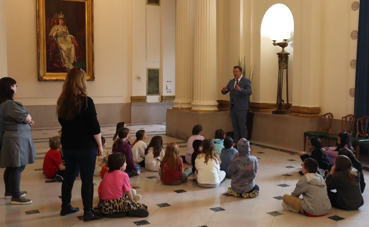 I was happy to meet the students from @EcoleCrane during their tour of the Leg. Thank you for your interesting questions! #mbpoli