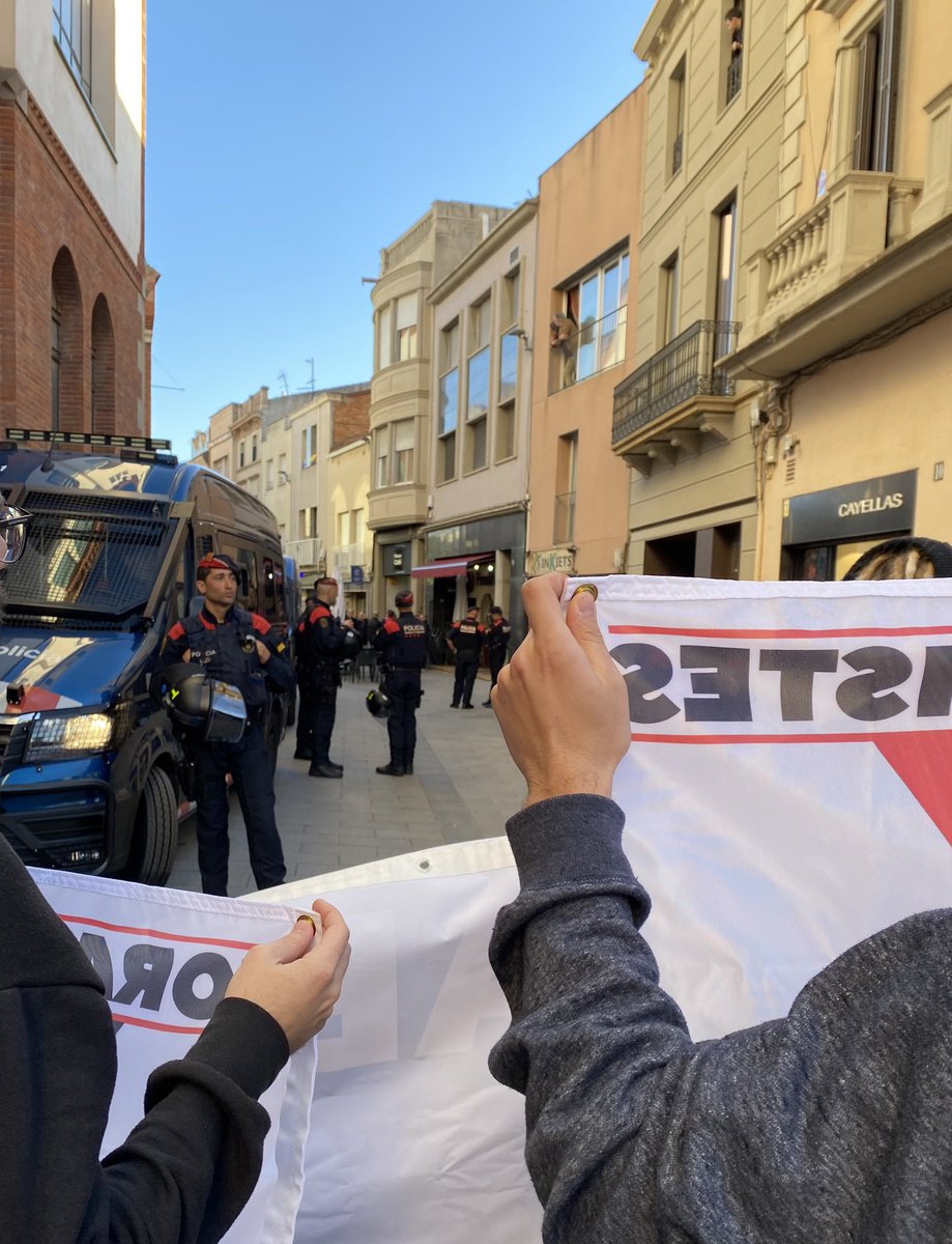 Avui Sabsdell ha tornat a demostrar el seu ferm compromís antifeixista! Sortint al carrer a planta cara al discirs de l'odi i la discriminació d'Aliança Catalana
#FeixismeMaiMés