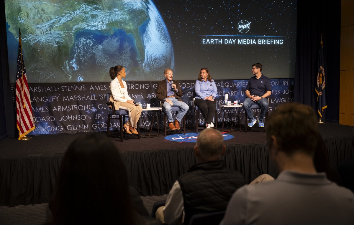 Check out pictures from #EarthDay activities and a media briefing to share updates on @NASAEarth science at @NASA Headquarters. 📷: flic.kr/s/aHBqjBn2vB