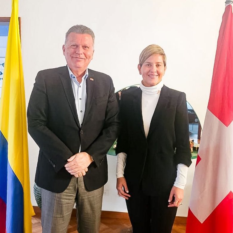Productivo encuentro con el embajador de Suiza, Eric Mayoraz, en su residencia en Bogotá. Gracias por su disposición y compromiso para construir juntos iniciativas que propendan por el bienestar de las futuras generaciones. 🇨🇴🇨🇭 @infopresidencia @SuizaColombia