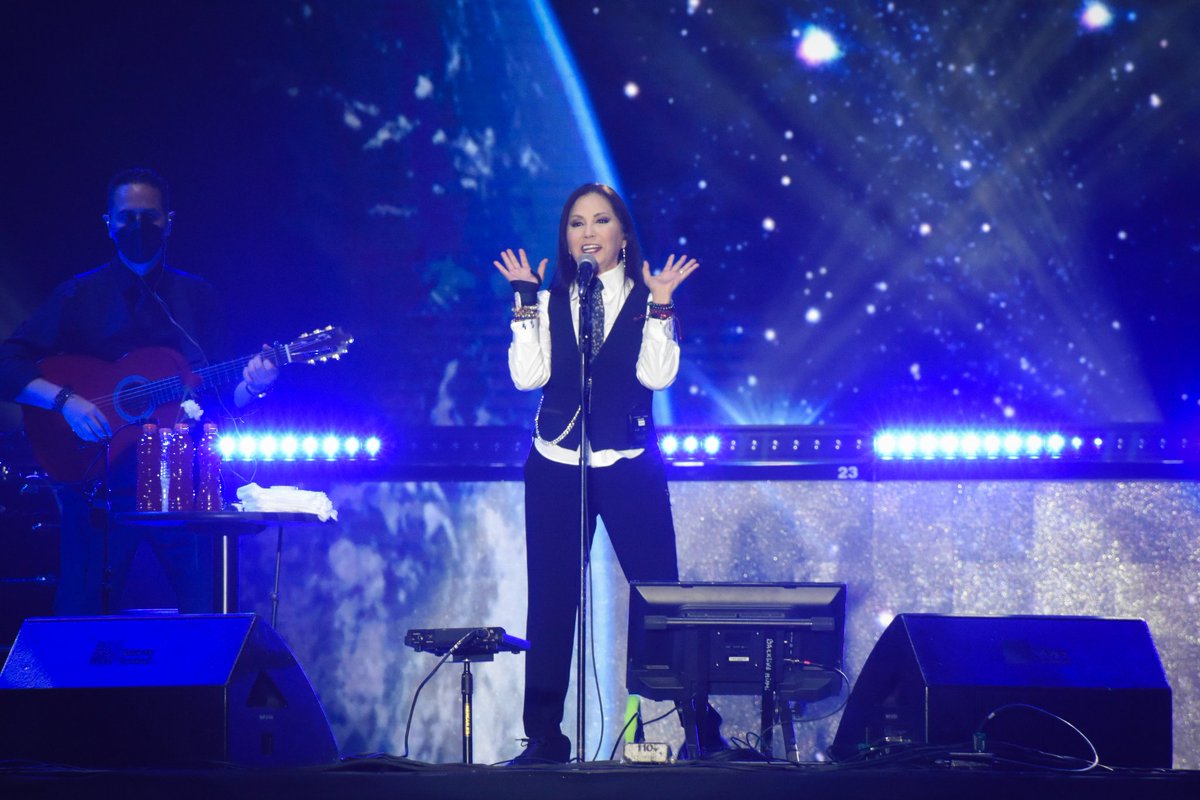 QuiuboLeon's tweet photo. @ANAGABRIELRL celebrando 50 años de carrera en León con su tour "Un deseo más" ante más de 8 mil 500 personas 🎤 https://t.co/6CPwuiRJt6