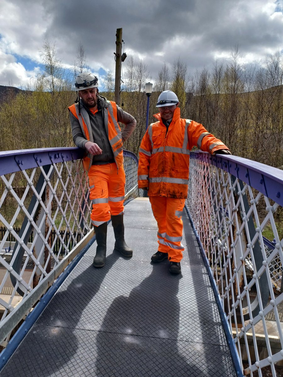 All done - a tidy job thanks to Jordan, Bill and the team! Or footbridge lives to fight another day! @NetworkRailSCOT @ScotRail @hmlcrp @HeritageFundSCO