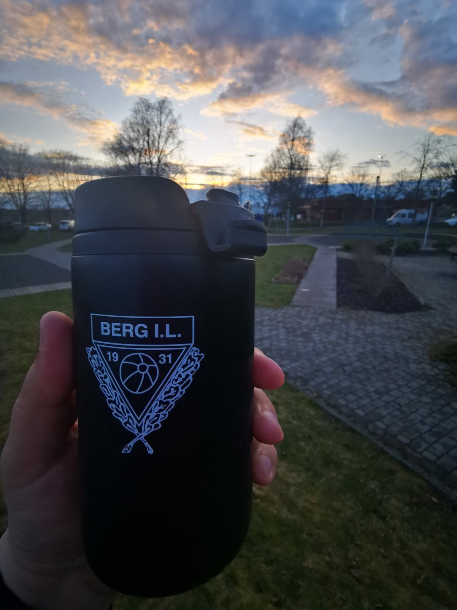 andrewauthier's tweet photo. Rygge IL - Idd SK
Rygge Stadion
5.divisjon Østfold
#groundhopping #banehopping #breddeballøstfold #tidenes5div

0-4. Blitt hatoppgjør etter at Rygge utrolig nok ga Idd skylda for sitt nedrykk(!?) selv om det var Ekholt som la seg... Moralen i historia: legg ned alle 2.lag!! https://t.co/OqEPNQuOAj