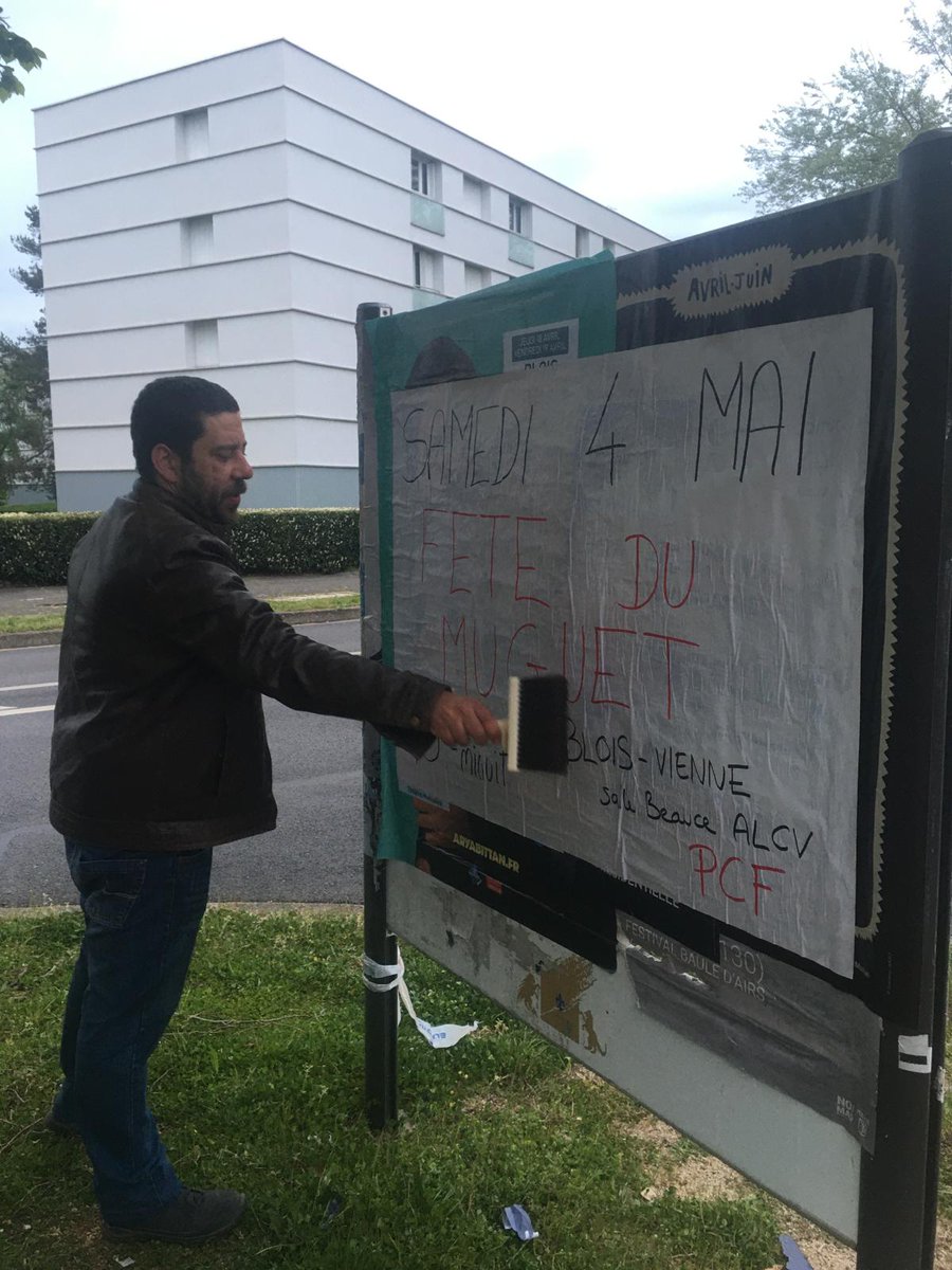 Bertrand et @Jhnn_e partis en collage pour la #fêtedumuguet On vous voit aussi demain sur le marché Louis 12.