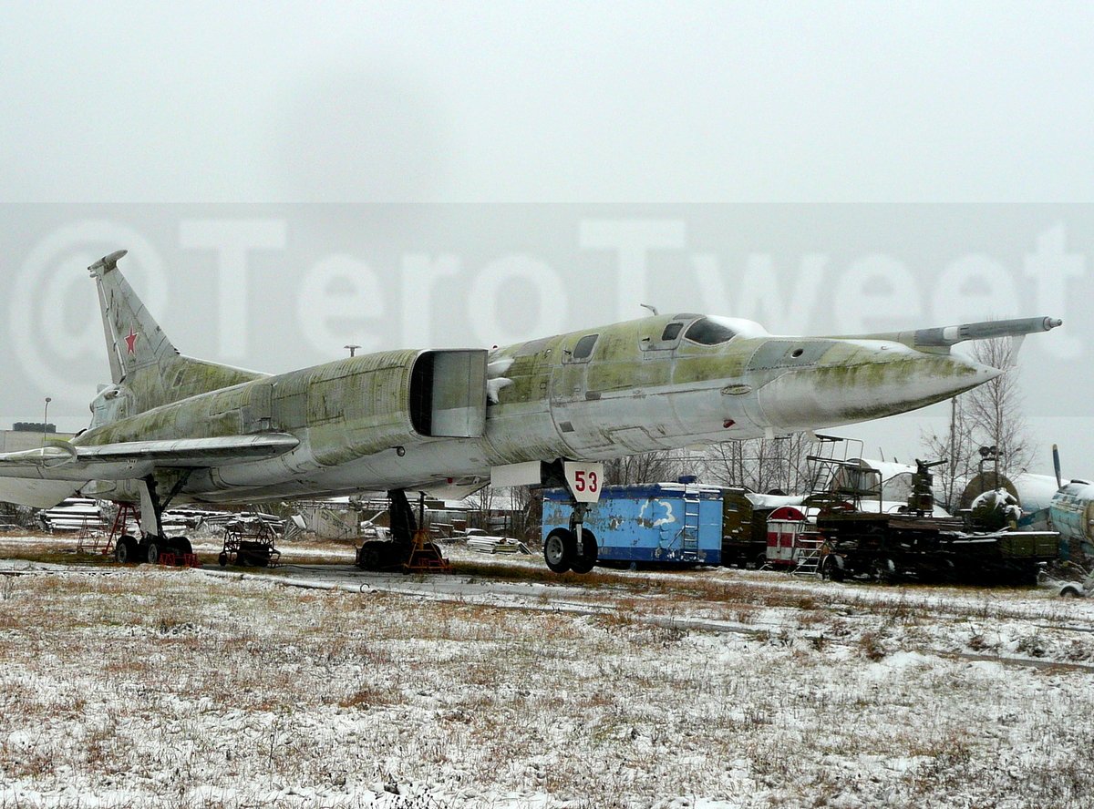 Backfire down!
Ukrainan mahdollisesti tuhoama Venäjän pommikone oli Tupolev Tu-22M (ei pidä sekoittaa vanhempaan Tu-22-pommittajaan).
Tämä 'Punainen 53' oli hylätty Riian lentokentälle Neuvostoliiton hajottua. Kuvattu 2010, nykykohtalosta ei tietoa.
#avgeek #turpo #säkpol