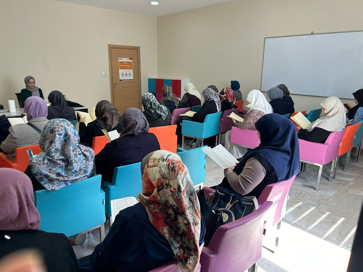 Emirdagkadkulev's tweet photo. Kadın Kültür Evimizde bugün Vaize Fatma Eda Nur Aydın ile Cuma sohbeti gerçekleştirildi. @osmanerenbilici @serkankoyuncu03 @afyonkulturevi https://t.co/5L4mFmr2Ae