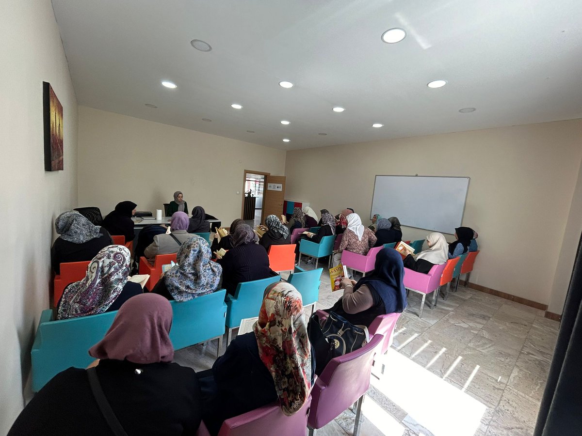 Kadın Kültür Evimizde bugün Vaize Fatma Eda Nur Aydın ile Cuma sohbeti gerçekleştirildi. <a href="/osmanerenbilici/">Osman Eren Bilici</a> <a href="/serkankoyuncu03/">Serkan Koyuncu🇹🇷</a> <a href="/afyonkulturevi/">Afyonkarahisar Kadın Kültür Evleri</a>