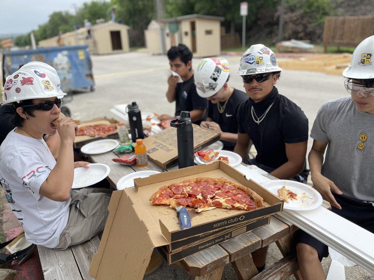 When you give construction workers pizza 😂 @NISDCCA