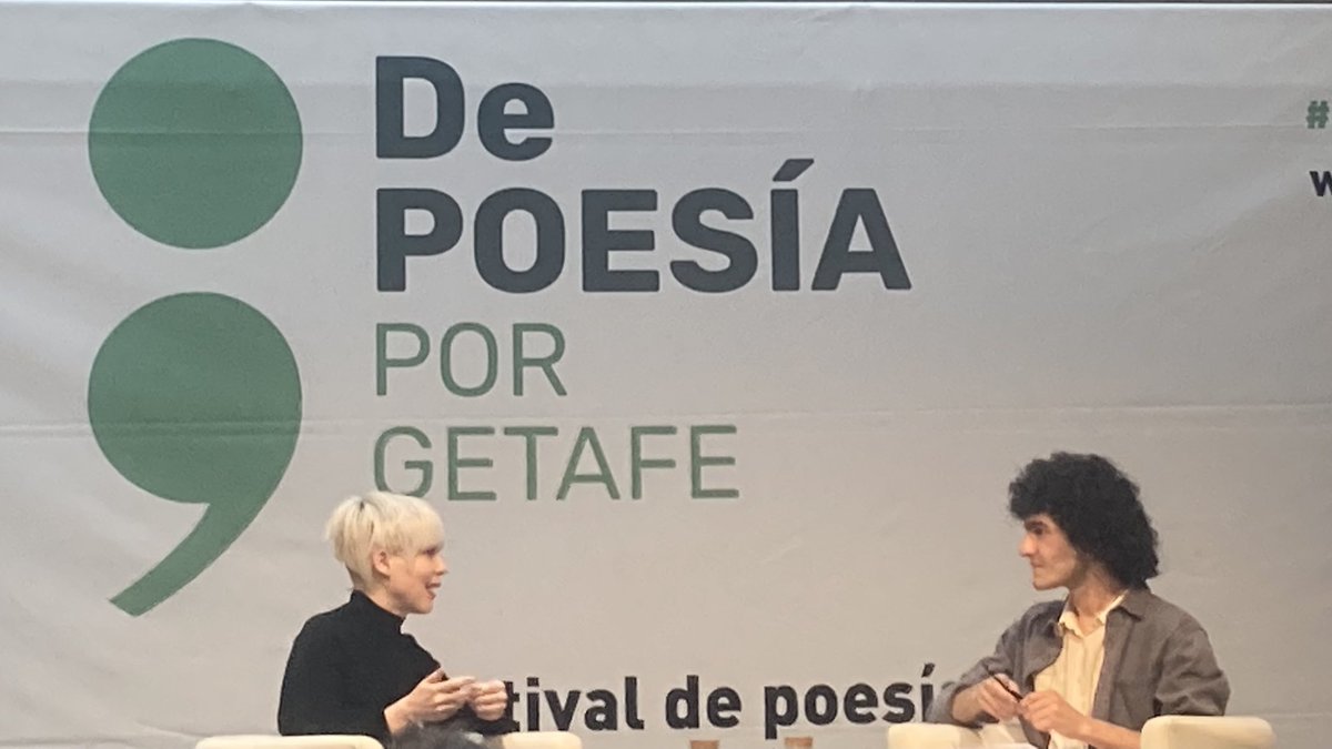 Alto vuelo humanista en la conversación de @RemediosZafra y Mario Obrero en @dePoesia_Getafe . Ideas punzantes sobre el asombro, la crisis de la atención, la poesía y la memoria, la fatiga y la vocación, José Hierro, las alegrías, y cómo recoser la comunidad. Todo un presente.