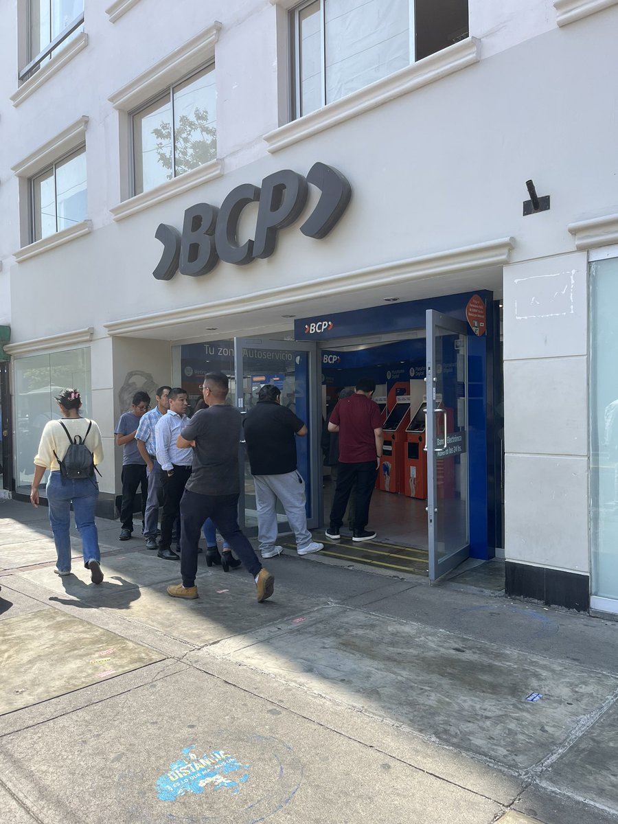 chaskapuka's tweet photo. @BCPComunica Ya pasaron 10 minutos y tengo miedo que me asalten afuera, los odio, tengo que buscar otro banco. Es la agencia de Emancipación. https://t.co/IKyqe9nTTs