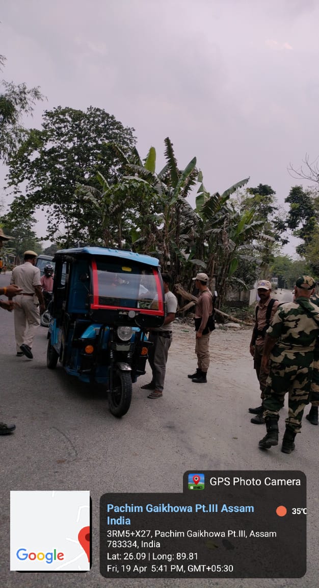 Joint area domination / naka checking exercises being conducted by @Dhubri_Police and BSF personnel near the International Indo- Bangladesh border under Golokganj PS! @assampolice @DGPAssamPolice @gpsinghips @HardiSpeaks