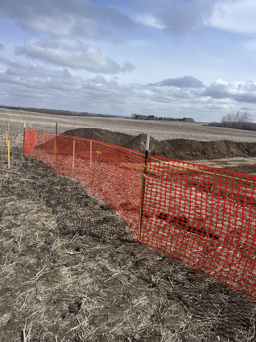 MCMSolutionsMCM's tweet photo. The crew out putting up snow fence to contain a site. #safetyfirst #mcmsolutionsltd #oilfieldreclamation #EnvironmentalProtection https://t.co/H5Ccqn8As0