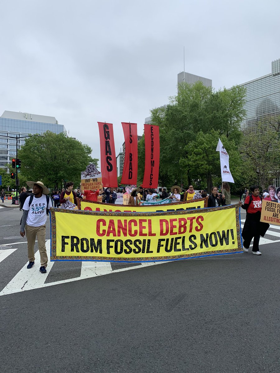 Anlässlich der @WorldBank & @IMFNews Frühjahrestagung waren wir heute auf Protesten gegen ihre Politik in Washington & Berlin dabei: #PeopleOverProfit #StopFundingFossils #EndAusterity #CancelTheDebt #StopIMFSurcharges