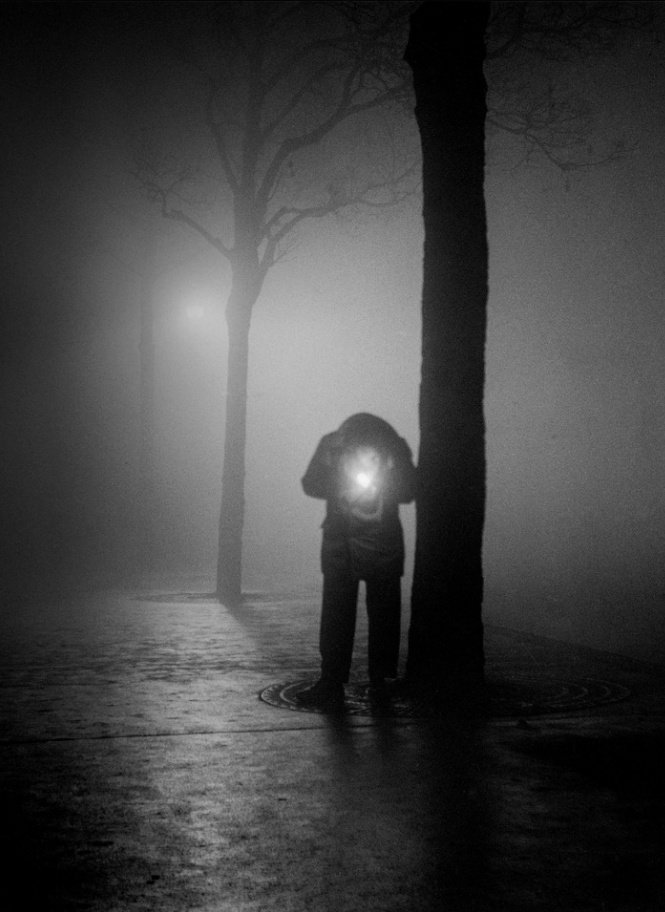 📷Sabine Weiss - Home allumant une cigarette, Paris 1950🎀