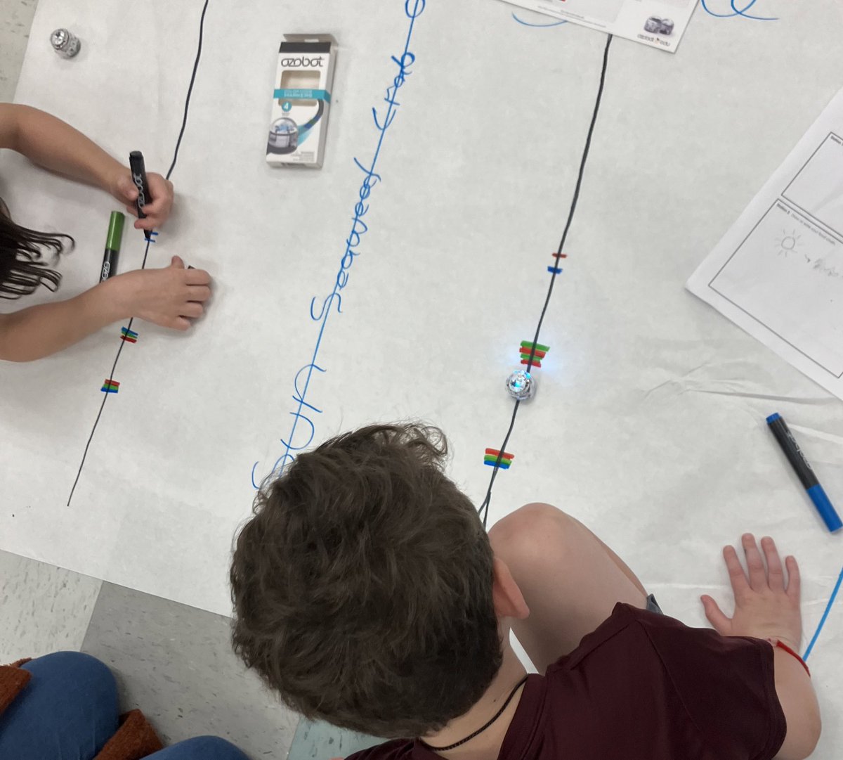 2nd Graders at @HayesHawks are creating food chains in @Guajardo_JHE’s Science Lab! Students are using #ozobots to code the flow of energy in each food chain! 
☀️➡️🌱➡️🐞➡️🦜 
#KISDelemtech