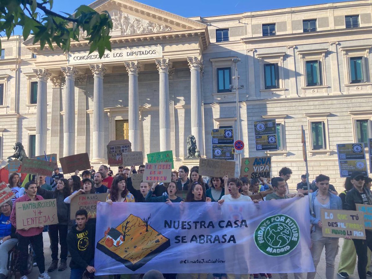 Hoy hemos salido a las calles para exigir #ClimateJusticeNow 🌍

En plena sequía, vemos que #NuestraCasaSeAbrasa y exigimos que se tomen medidas para afrontarla sin dejar a nadie atrás 🔥