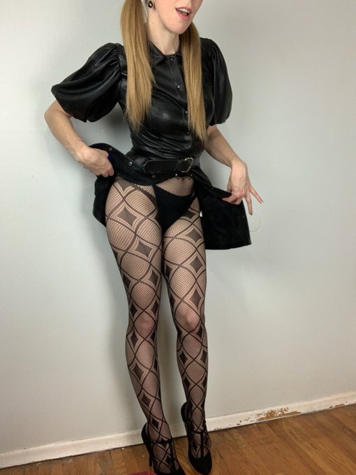 It&rsquo;s Fishnet Friday&hellip; how do you feel about patterned fishnets? 😏 https://t.co/UDTdPm1Dlv
