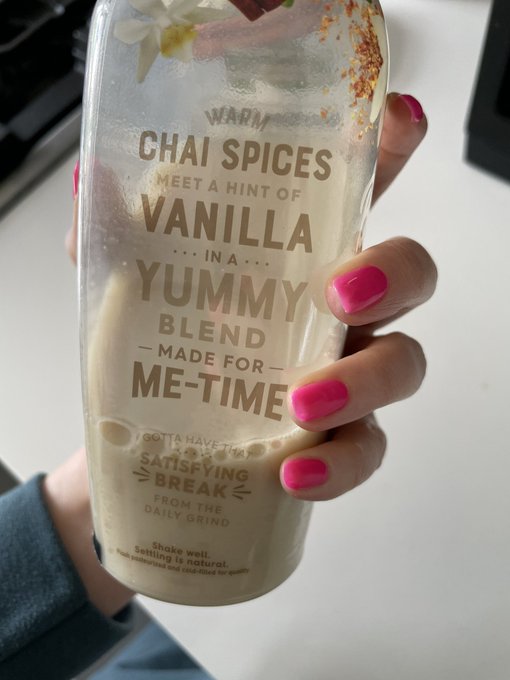 Watch Charlotte Stokely 🐝's leaked NSFW photo on TwXstars