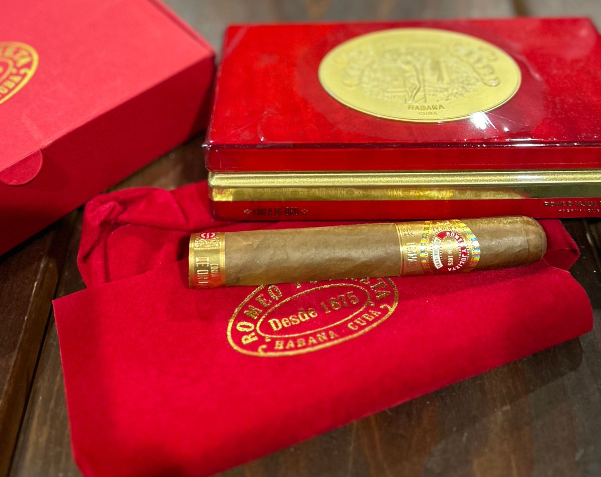 Executive Editor David Savona is kicking off the weekend with something special: a Romeo y Julieta Línea de Oro Dianas he got from the 2020 Habanos Festival in Cuba. What's in your cigar lineup this Friday? #cigaraficionado #thegoodlife #romeoyjulieta