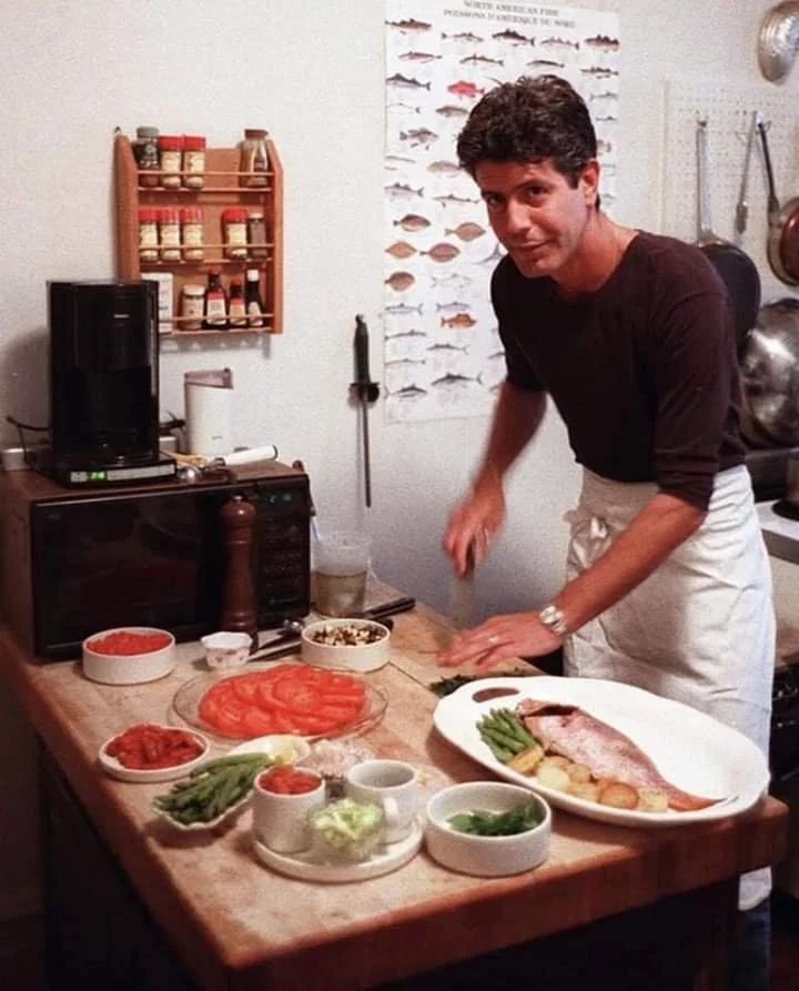 fasc1nate's tweet photo. Anthony Bourdain preparing a meal in his New York City apartment, 1986 https://t.co/8u654tNKHH