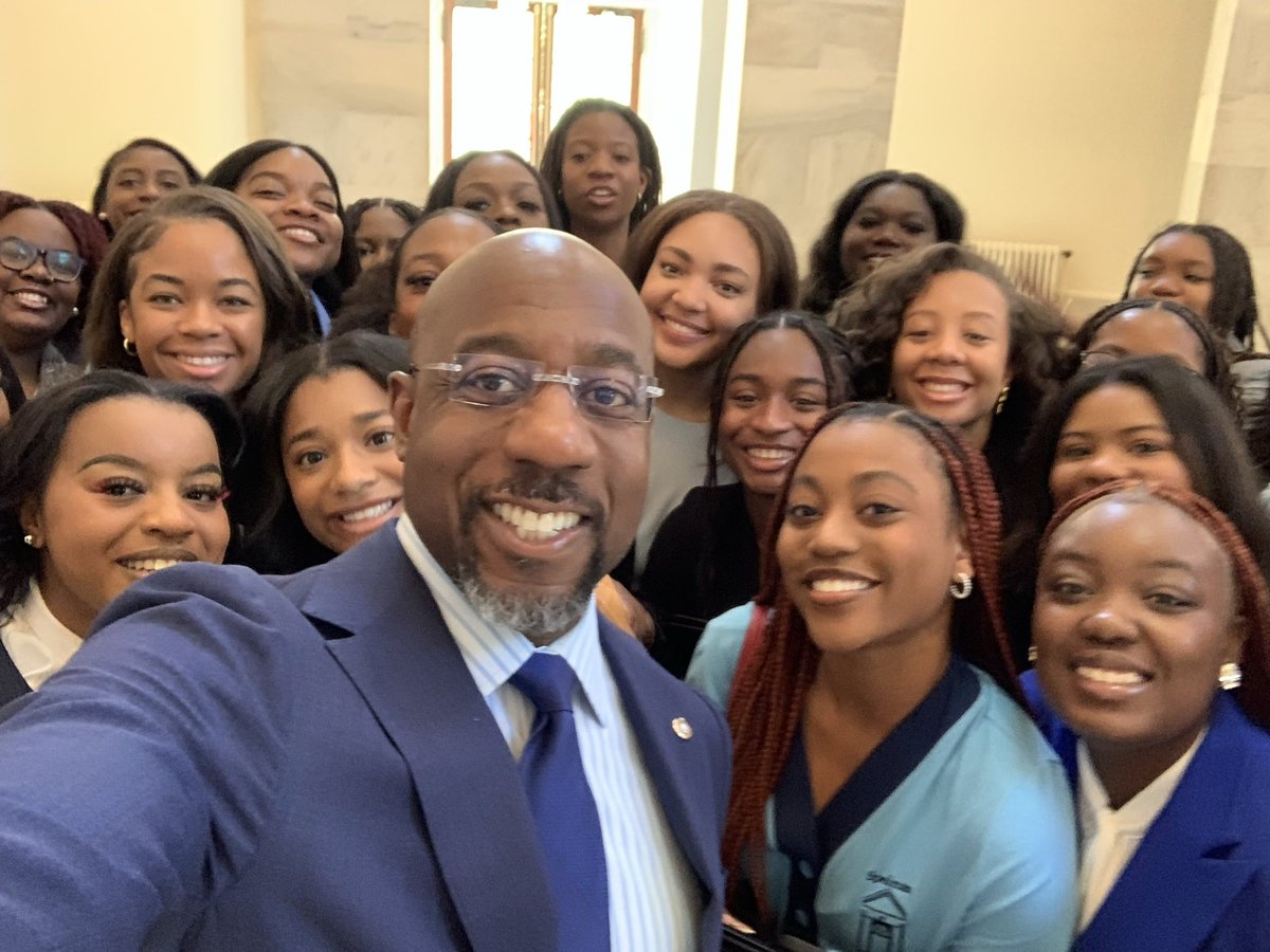 As a @Morehouse man, I was delighted to welcome these @SpelmanCollege sisters to DC! Thanks for coming up, and for your continued leadership and excellence. The future is bright for these Georgia scholars!