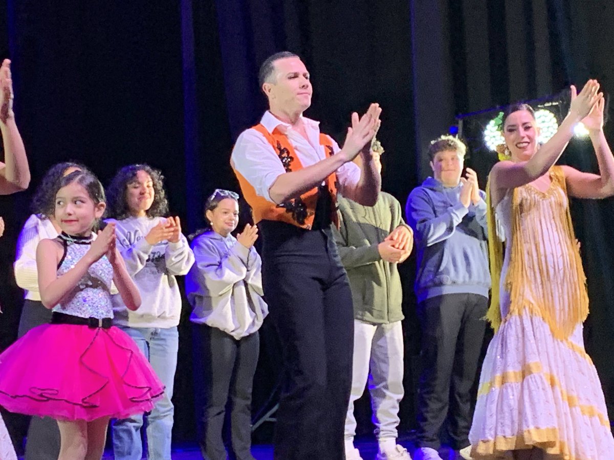 holasrb's tweet photo. Hispanic flamenco ballet! Empanadas en el parque https://t.co/ve15ZdVwtN