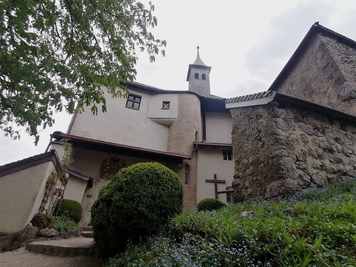 Seit dem 13. Jahrhundert trutzige Wehrburg hoch über dem Inn, später Wallfahrtskirche und heute einzige verbliebene aktive Einsiedelei #intirol #Thierbergkapelle