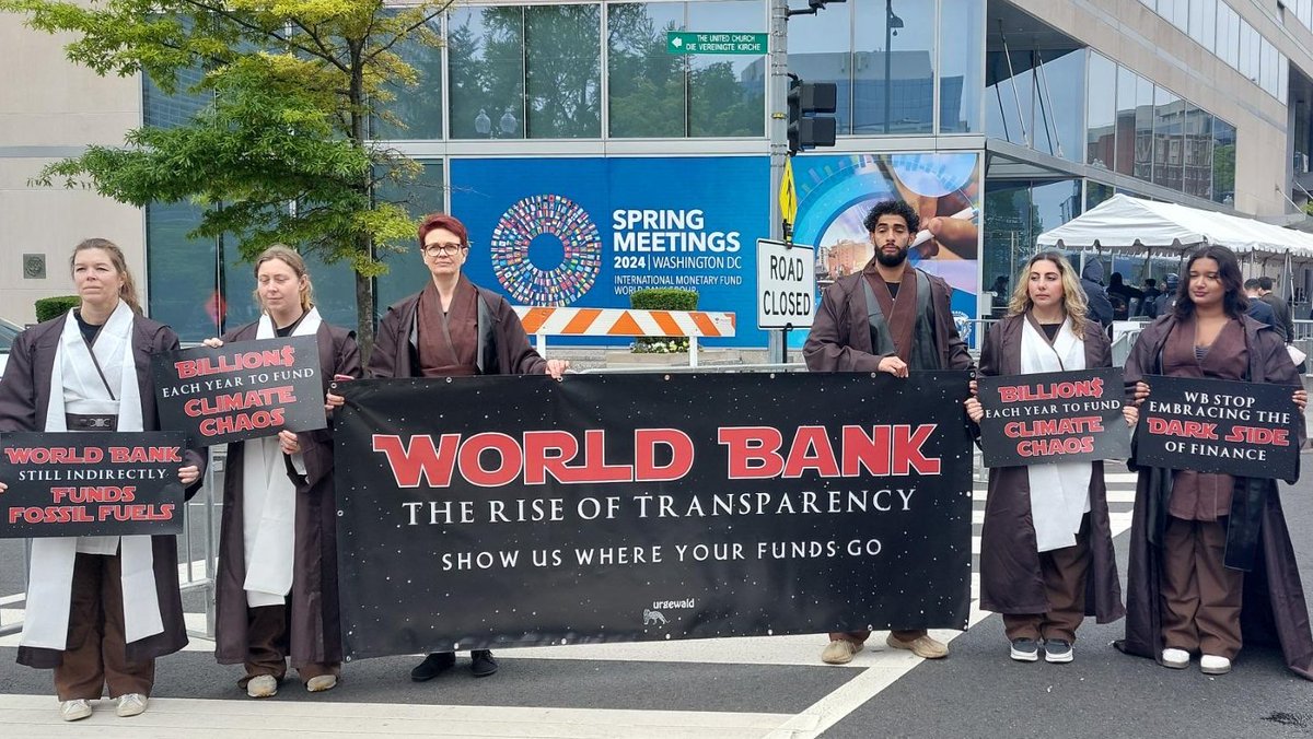 Rebellions are built on hope and it's gathering in Washington DC today✨ At the @worldbank with @urgewald fighting for transparent climate reporting and a fast, fair transition to renewable energy. #GasIsNotGreen #WorldBankWorldProblems