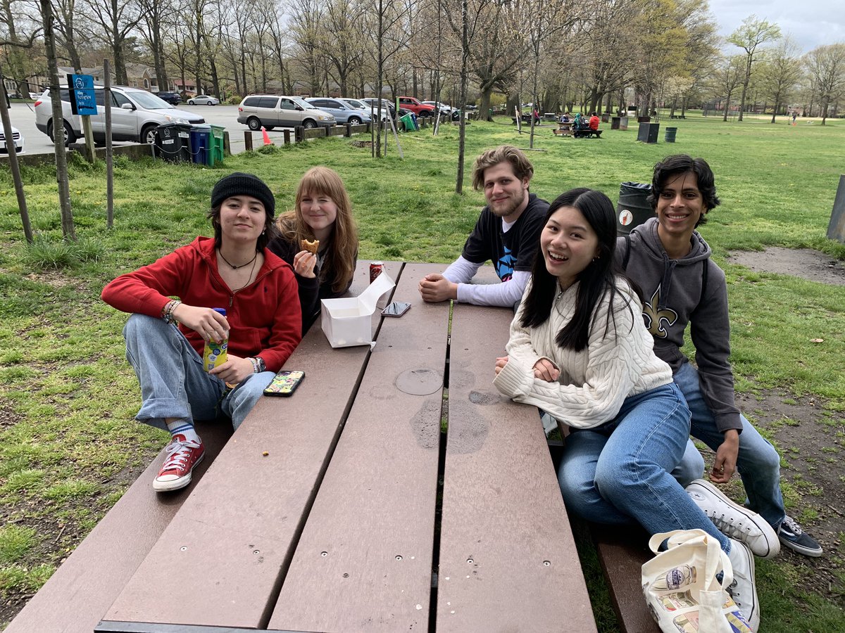 holasrb's tweet photo. Comiendo empanadas colombianas en alley pond park https://t.co/Movd5OOsLR