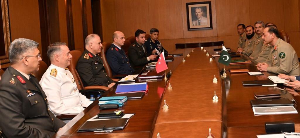 H.E General Metin Gürak, Chief of the Turkish General Staff, met with COAS General Syed Asim Munir at GHQ to discuss mutual defense interests and bolstering regional peace. Both sides affirmed commitment to expanding defense collaboration. #Pakistan #Turkey #DefenseCooperation