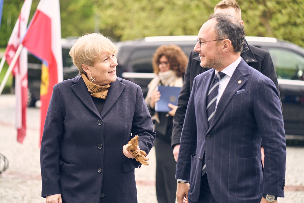 coenatolin's tweet photo. It was truly an honour to host Mr Xavier Espot Zamora @XavierEspot, the Prime Minister of Andorra, on his inaugural visit to Warsaw! The welcoming remarks were delivered by the Vice-Rector of the College of Europe @eosniecka. Engaging with our students, Mr Espot Zamora delivered an insightful lecture entitled "Andorra: Global Challenges, Local Opportunities," sparking lively discussions during the Q&A session. The visit was co-organized by our Andorran students, Cezara Corduneanu, who delivered the introductory words, and Pol Revert Loosveldt, who moderated the discussion.