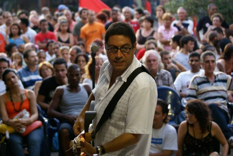 🖤Lamentable noticia para la #CulturaCubana 
🎸El guitarrista y compositor cubano Ángel Quintero Díaz falleció hoy en La Habana.
🎼Llegó a la canción cubana ungido por los aires renovadores de la Nueva Trova donde ingresó en 1974, pero también de las músicas populares urbanas.
👇
