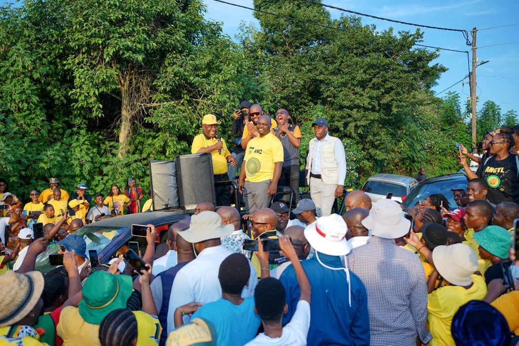 ANC President, Cde Cyril Ramaphosa leads the campaign trail together with ANCYL President, Cde Collen Malatji in eThekwini, KZN. #VoteANC #VoteANC2024 #LetsDoMoreTogether