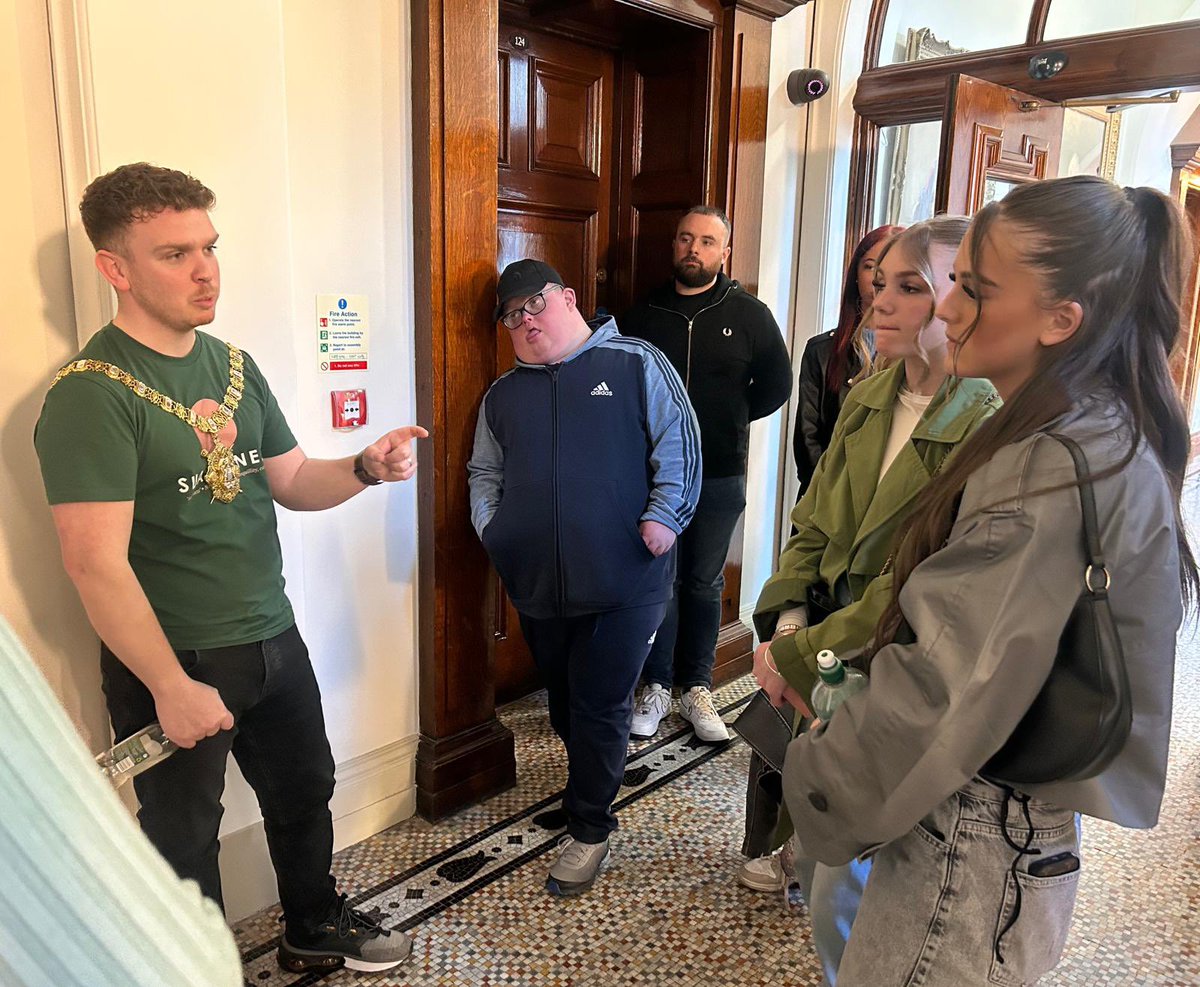 I welcomed a fantastic group of young people to city hall this week. New Lodge Youth Club members are a real credit to their community, and I was delighted to have them down. I hope you enjoyed it as much as I did!