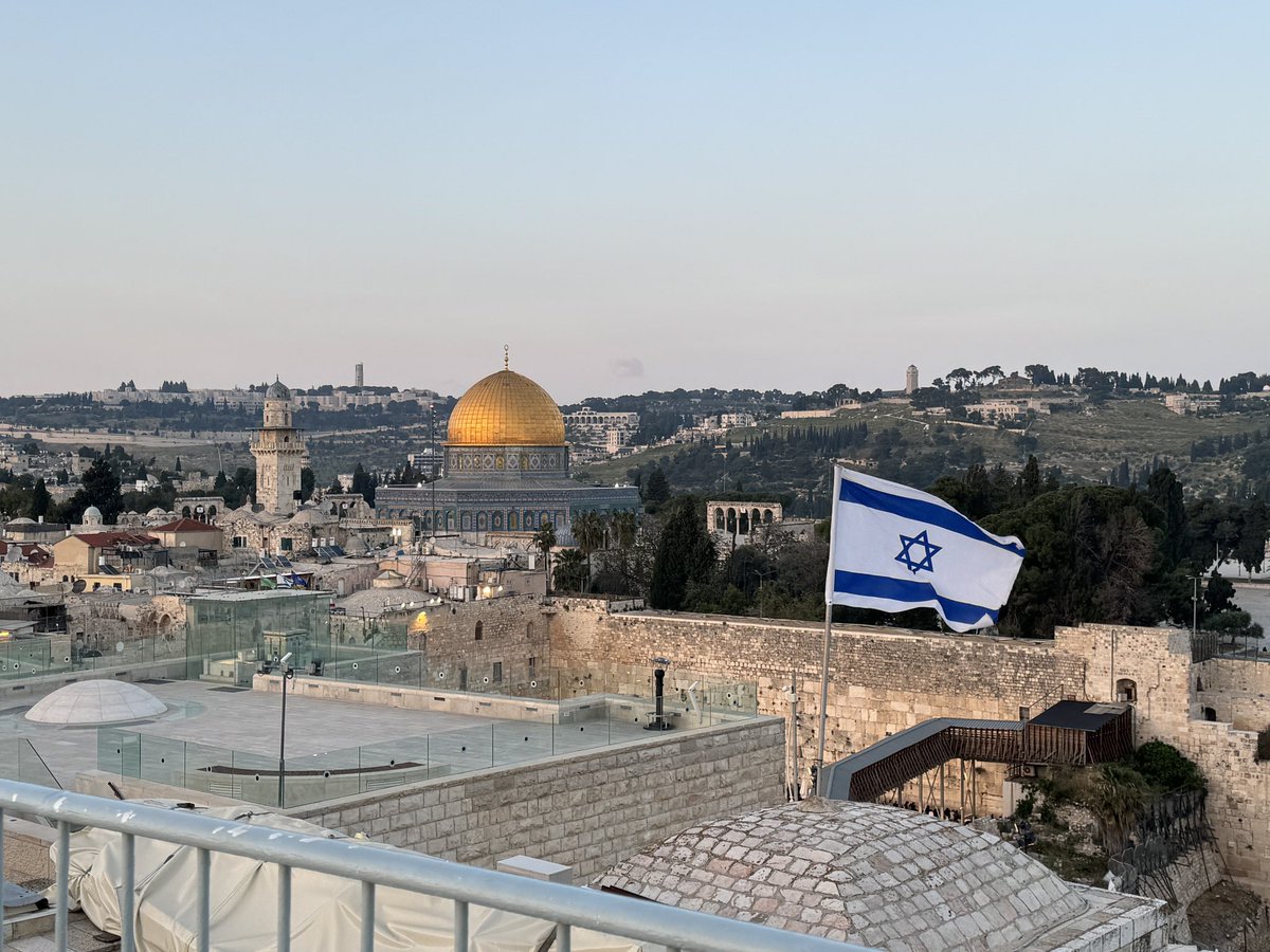 The best way to understand somewhere is firsthand. I went to Israel.   This is the first of a few threads. Everything I post is from primary sources and independently verified wherever possible. All photos & videos my own.   To begin: 7 October 2023.   Warning: violence. 🧵 1/